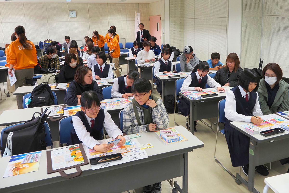 シゴトジブン発見カードのワークに取り組む様子