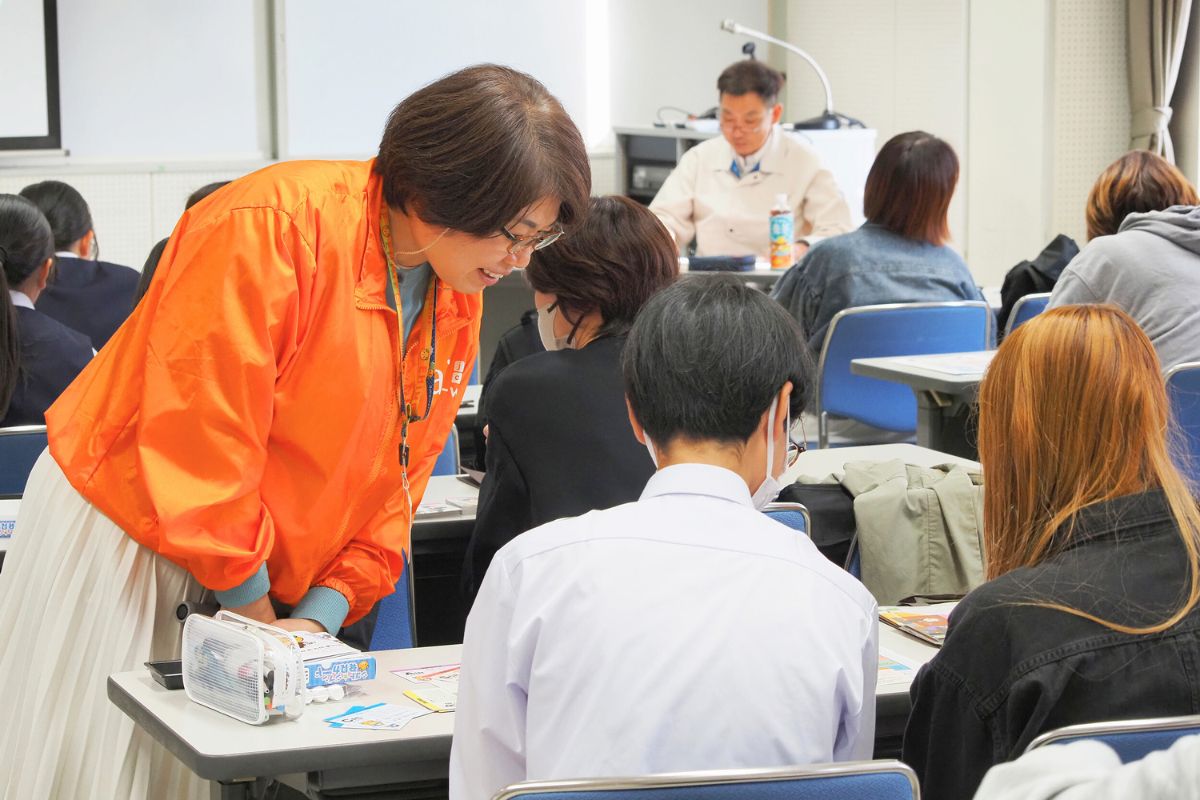 シゴト☆ジブン発見カードを使ったワークの光景