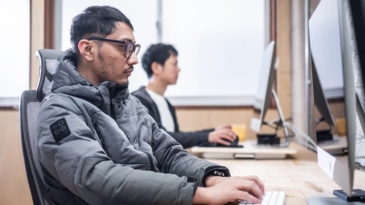 オフィスで働く社員