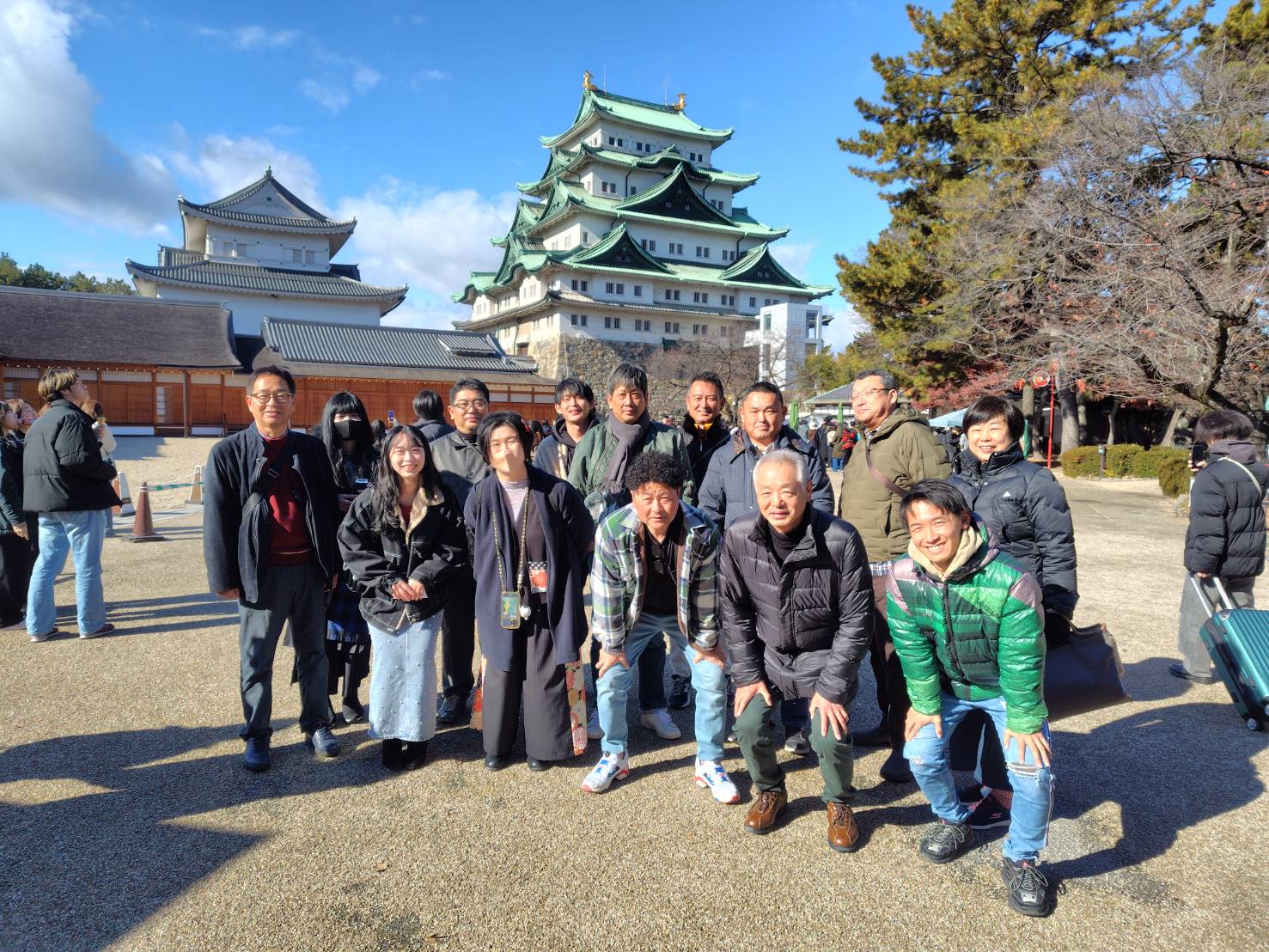 社員旅行の様子（名古屋城前にて）