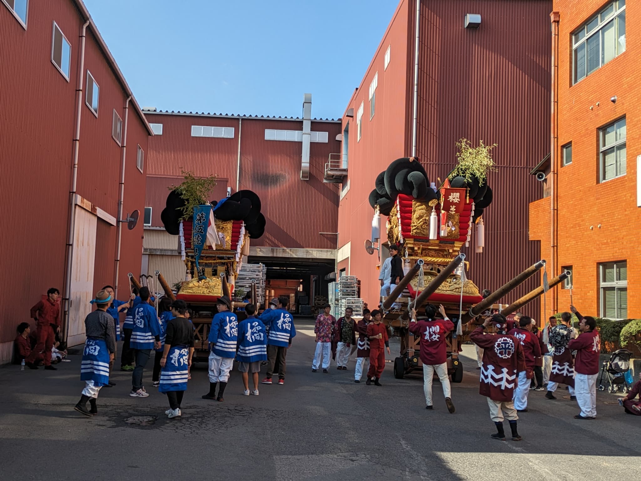 秋祭りの際には太鼓台が会社に入ってきます