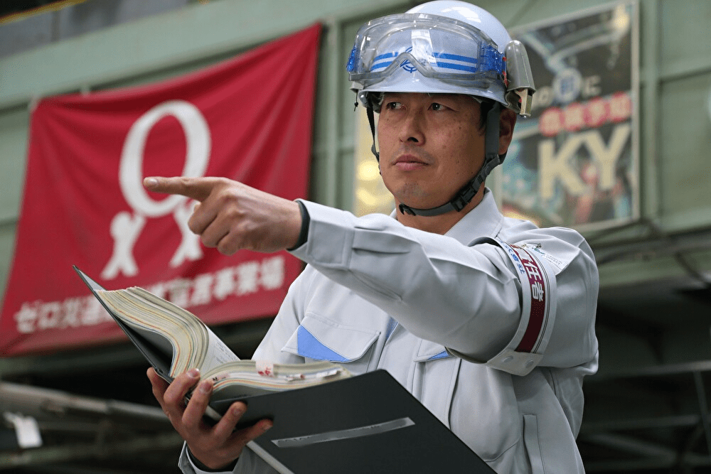 指示を出す施工管理者