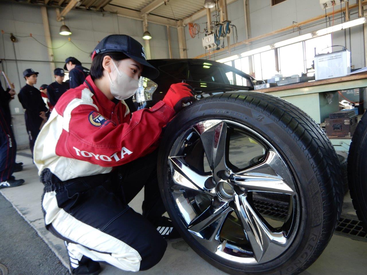 営業スタッフやカスタマーアテンダントも整備研修を実施