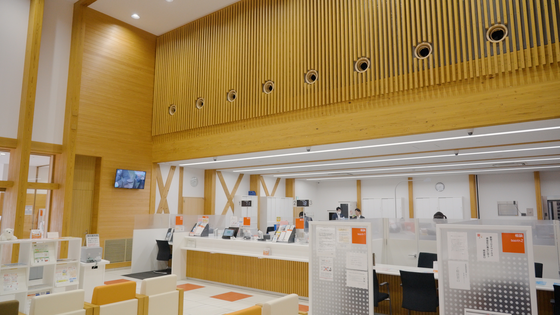 木のぬくもりを感じられる店舗空間。お客さまが気軽に相談できる、地域に身近な銀行を目指しています。